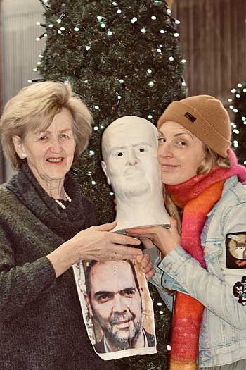 Bildhauerin Marille Rüb und Caro Matzko mit der Büste ihres „Chefs“ Hannes  Ringlstetter. Foto: Glückswerk  